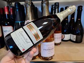 Vinul zilei: o șampanie echilibrată și matură, cu caracterul mineral specific Chardonnay-ului. Cotată cu 94 de puncte James Suckling, 93 puncte Wine Enthusiast și 90 puncte Robert Parker