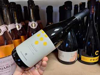 Vinul zilei: un vin alb obținut din soiul Grillo, cu arome de citrice, kaki, pere de vară și ierburi aromate. Un vin proaspăt și echilibrat, ideal alături de legume la grătar, paste cu fructe de mare sau pește spadă la cuptor