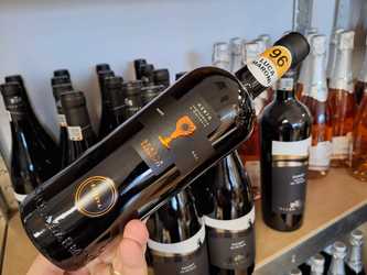 Vinul zilei: un cupaj roșu din sudul Italiei, un vin elaborat, amplu, cu o structură interesantă, dominată de fructe coapte și condimente. Cotat cu 96 de puncte Luca Maroni