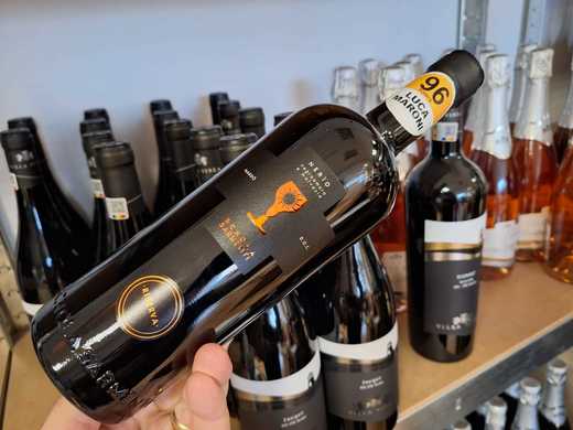 Vinul zilei: un cupaj roșu din sudul Italiei, un vin elaborat, amplu, cu o structură interesantă, dominată de fructe coapte și condimente. Cotat cu 96 de puncte Luca Maroni