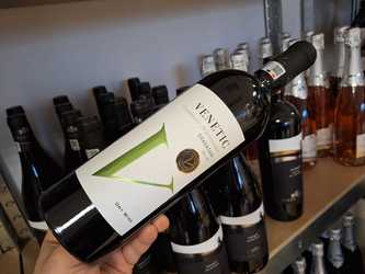 Vinul zilei: o Crâmpoșie Selecționată din Drăgășani, un vin cu o abordare proaspătă și note preponderent florale și fructate. Perfect alături de o porție de creveți în sos de usturoi