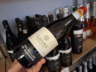 Vinul zilei: un cupaj roșu din Tempranillo și Garnacha, cotat cu 95 de puncte Robert Parker și 93 de puncte James Suckling, un vin remarcabil, cu taninuri rustice și note minerale