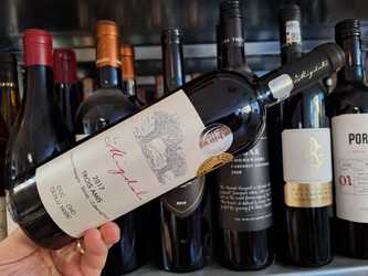 Vinul zilei: un asamblaj roșu premiat la concursuri internaționale, un vin care dezvăluie note olfactive de fructe negre confiate, coacăze, lemn dulce și vanilie, urmate pe palat de vișine, cireșe negre, tutun și condimente. Ideal alături de preparate din