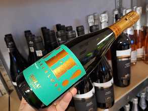 Vinul zilei: o cava certificată organic și vegan, cu arome de mere zemoase, corcodușe coapte, coajă de lămâie, pâine proaspătă și ierburi mediteraneene. Cel mai vândut spumant de import pe Unvinpezi.ro în perioada 2024–2025