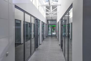 Zeci de spații comerciale, scoase la licitație în sectorul 6