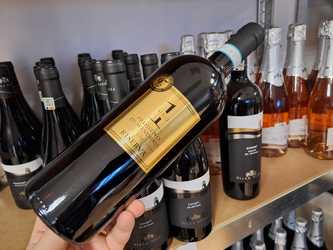 Vinul zilei: un Primitivo intens, cu arome de fructe negre supracoapte, completate de lemn afumat, cafea prăjită, vanilie și condimente fine. Perfect alături de carne roșie sau vânat. Distins cu 97 de puncte de către Luca Maroni