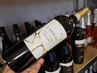 Vinul zilei: un Greco di Tufo proaspăt, realizat cu o precizie demnă de invidiat. Aduce în prim plan arome florale, de fructe albe coapte și citrice. Oferă acea senzație de vin executat ca la carte. Un vin plăcut și ușor de asociat gastronomi