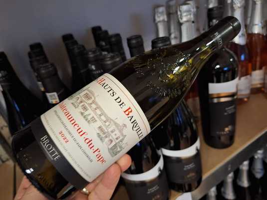 Vinul zilei: un cupaj alb cu arome olfactive de flori albe proaspete, coacăze albe și alune de pădure, completate pe palat de tonuri de miere și citrice. Un vin cotat cu 93 de puncte Wine Spectator și 91 de puncte Vinous