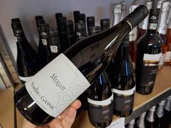 Vinul zilei: un Merlot prietenos, sincer și ușor de băut, cu tușe de fructe roșii coapte, condimente și tente de mentă uscată. Savuros alături de brânzeturi fine sau preparate din carne roșie