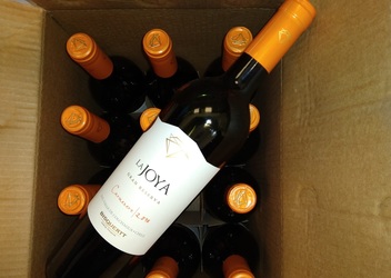 Vinul zilei: un Carmenere cu arome de fructe negre de pădure, condimente, ceai negru, tartă cu vișine, prune și smochine afumate. Un vin cotat cu 91 de puncte James Suckling