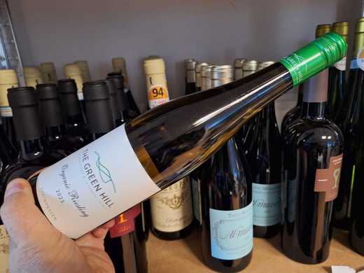 Vinul zilei: un Riesling suculent și plin de energie, nici prea aromat, nici prea timid, plin de prospețime, cu un conținut de alcool decent. Un vin savuros, ideal alături de antreuri ușoare, salate sau preparate asiatice