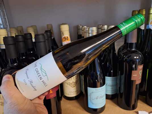 Vinul zilei: un Riesling strălucitor, cu arome olfactive de lime, grapefruit, mere verzi și flori albe, continuate pe palat de note de citrice și piersică albă. Finalul mineral și tonic îl face perfect pentru preparate ușoare