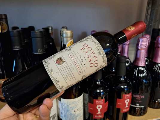 Vinul zilei: un Primitivo cu note de mure, vișine și cacao, care se asociază perfect cu carne roșie, paste cu sosuri bogate sau preparate cu ciuperci