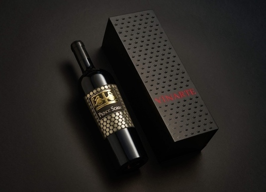 Vinul zilei: un vin de colecție ce intră în „panoplia celor mai bune roșii românești”. Un roșu expansiv și evolutiv, cu arome fine de stejar, fructe negre coapte, smochine și ierburi aromatice, ideal alături de vânat, vită sau brânzeturi maturate