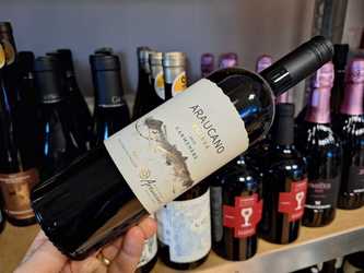 Vinul zilei: o simfonie de fructe negre și condimente, născută din practici biodinamice sub briza Pacificului; un roșu dens și memorabil, creat pentru a pune în valoare cele mai rafinate preparate din carne