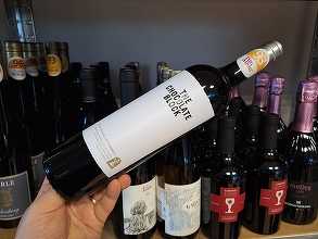 Vinul zilei: un asamblaj roșu inteligent și cărnos, ce surprinde prin note dulci de goji și budincă de vară, oferind un final vibrant și savuros. Este ideal alături de carne roșie, vânat, brânzeturi maturate sau antreuri consistente