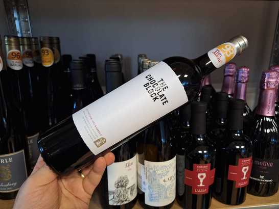 Vinul zilei: un asamblaj roșu inteligent și cărnos, ce surprinde prin note dulci de goji și budincă de vară, oferind un final vibrant și savuros. Este ideal alături de carne roșie, vânat, brânzeturi maturate sau antreuri consistente