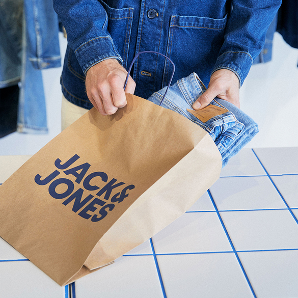 Lanț gigant de magazine deschide în România prima unitate FOTO