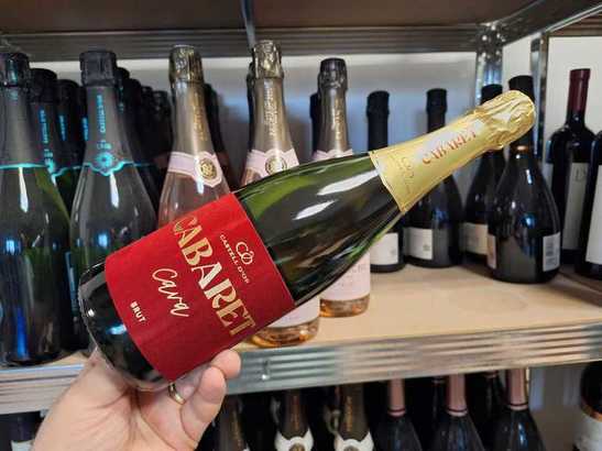 Vinul zilei: o Cava care exprimă veselie și exuberanță, un spumant cu o paradă de fructe de livadă, accente citrice și florale, completate de nuanțe de patiserie fină