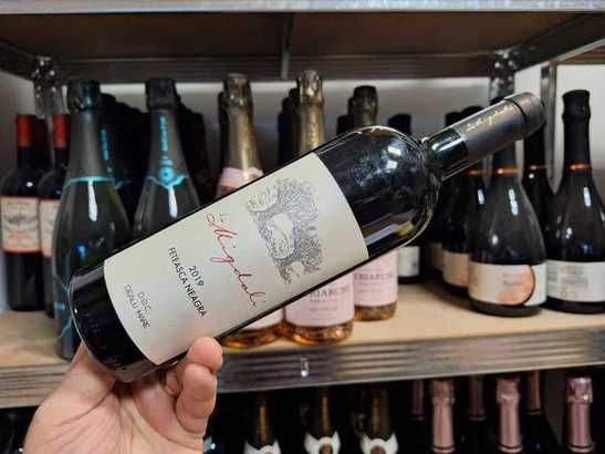 Vinul zilei: o Fetească Neagră feminină, cu profil sexy, forme fine și un mix de fructe de toamnă, prune, magiun și condimente. Un vin care merită un „date” la ceas de seară