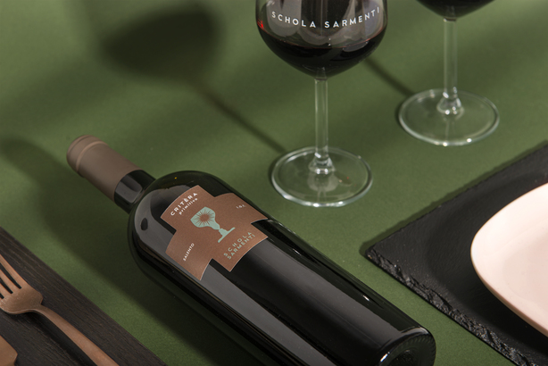 Vinul zilei: un Primitivo cu nuanțe de cireșe zemoase, căpșune și fructe roșii bine coapte, urmate de arome de vanilie și cafea. Un vin savuros alături de friptură de miel, carne de vânat, burgeri, brânzeturi și preparate mediteraneene