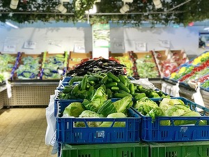 Românii au cumpărat mai puține alimente anul trecut. Vânzările magazinelor au scăzut chiar și de Crăciun