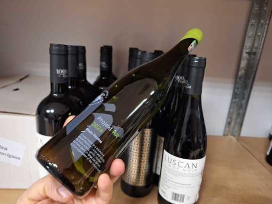 Vinul zilei: un Riesling de Rhin propus de o cramă din Bihor, un vin cu arome citrice, florale și minerale. Un alb savuros alături de aperitive și preparate lejere, dar asocierea perfectă rămân prietenii buni care știu să aprecieze ce au în pahar