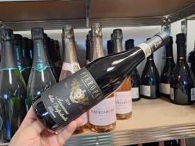 Vinul zilei: un cupaj roșu italian, cu arome de mure, prune, ciocolată neagră, vanilie, piper negru, lemn dulce și grafit. Un vin corpolent, cu taninuri catifelate, cotat cu 96 de puncte James Suckling