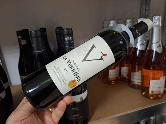 Vinul zilei: un cupaj roșu premiat cu Aur la competiții de prestigiu. Un vin care exprimă caracterul regiunii Bordeaux, cu note de prune, mure și fructe negre, la care se adaugă stejar, vanilie și tente de ciocolată