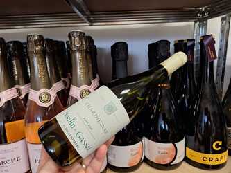 Vinul zilei: un Chardonnay cu note de măr copt, pară aromată și fruct exotic, urmate de arome minerale, răcoritoare. Un vin alb potrivit alături de aperitive lejere, preparate din pește sau carne albă