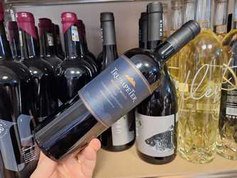 Vinul zilei: un Cabernet Sauvignon din Argentina, un vin roșu suculent, bine echilibrat, cu arome principale de fructe roșii, savuros alături de carne de vită la grătar, tocănițe tradiționale argentiniene sau empanadas