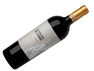 Vinul zilei: un cupaj roșu de Garnacha Tintorera și Monastrell, de la o cramă cu tradiție din Spania, aduce în prim-plan arome de fructe negre, ierburi aromatice, condimente și ciocolată neagră. Un vin cotat cu 93 de puncte Guía Peñín