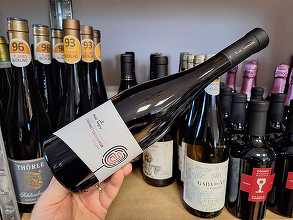 Vinul zilei: un Cabernet Sauvignon care etalează puritatea fructului prin arome de coacăze și cireșe proaspete, la care se adaugă tonuri de ardei gras, rom și ciocolată amăruie
