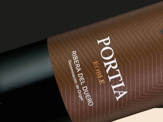 Vinul zilei: un Tempranillo din regiunea Ribera del Duero, cu note de fructe bine coapte, condimente, accente balsamice și tonuri prăjite. Savuros alături de mușchi de vită, carne la grătar, pește mai gras, paste, brânzeturi sau deserturi cu fructe de păd