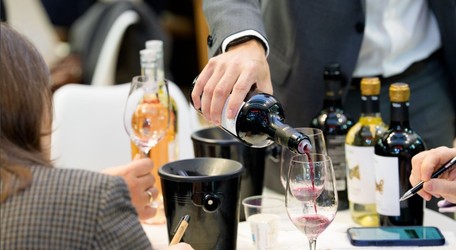 „Catastrofă de imagine” evitată la limită. Producătorii de vin s-au dus pe banii lor la unul dintre cele mai importante târguri internaționale. Statul a lansat licitația cu doar 2 zile înainte
