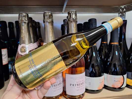 Vinul zilei: un alb italian obținut din soiul Verdicchio, un vin cu arome olfactive de piersică, mango, migdale și cuișoare, cărora li se adaugă pe palat note de gutui în compot, struguri copți și coajă de lămâie