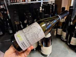 Vinul zilei: un cupaj inedit de Sauvignon Blanc și Tămâioasă Românească, un vin cu arome olfactive de ardei gras, flori de soc, fructe galbene și accente minerale fine