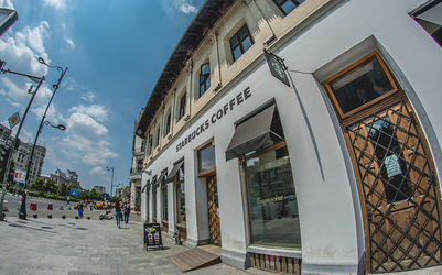 FOTO Starbucks închide în România un local emblematic. Cafeneaua de la Hanu' lui Manuc, oprită după mai bine de un deceniu