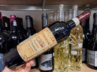 Vinul zilei: un Amarone clasic, fin și bine structurat, cotat cu 94 de puncte James Suckling. Dezvăluie note de cireșe negre uscate, mure, stafide, cedru și nuanțe de ciocolată topită. Savuros alături de vânat, carne roșie sau brânzeturi maturate