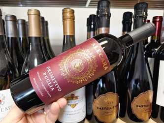 Vinul zilei: un Primitivo care aduce în pahar eleganța sudului Italiei. Arome de prune coapte din plăcinte, vișine, fructe de pădure și  fructe uscate. Un vin onest și plăcut, savuros alături de carne roșie, gulaș sau ciocolată neagră