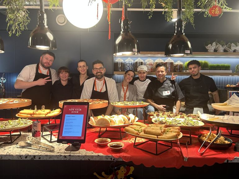 Reprezentanți ai companiei de catering România semnând contracte pentru extindere portofoliu clienți și servicii catering contract în sediul din București. | sursa foto: Profit