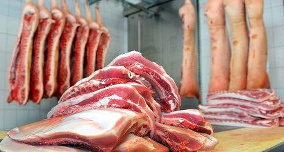 VIDEO Schimbare în magazine la carnea de porc - cea congelată nu va mai putea fi vândută decât cu anumite precizări. Termen de valabilitate impus pentru carnea proaspătă