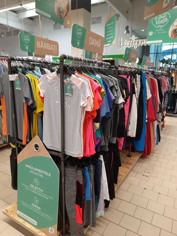 Auchan: la 5 ani de la lansarea primului shop O nouă viață, clienții cumpără zilnic, în medie, 1.000 de articole vestimentare pre-purtate