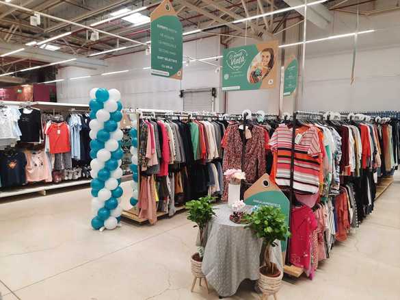 Auchan: la 5 ani de la lansarea primului shop O nouă viață, clienții cumpără zilnic, în medie, 1.000 de articole vestimentare pre-purtate