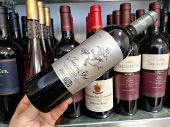 Vinul zilei: un Monastrell bogat și fructat, cu note impresionante de afine, smochine, coacăze negre și ciocolată amăruie. Un vin premiat în cadrul concursurilor din domeniu și cotat cu 93 puncte Robert Parker