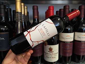 Vinul zilei: un Aglianico cu arome de vișine, mure, cireșe negre și prune. Un vin roșu savuros alături de preparate din porc, miel sau rață