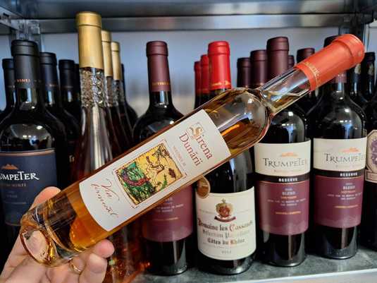 Vinul zilei: un vin dulce de top, un vin spectacol, cotat cu 92 puncte Decanter și 89 puncte Robert Parker. Arome de miere, cafea și fructe confiate. Savuros alături de foie gras, deserturi sau brânzeturi aromate