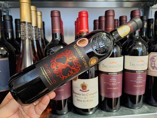 Vinul zilei: un Primitivo cotat cu 99 puncte Luca Maroni, un vin roșu cu note fine de fructe bine coapte și condimente. Savuros alături de preparate la grătar, tocănițe sau brânzeturi maturate