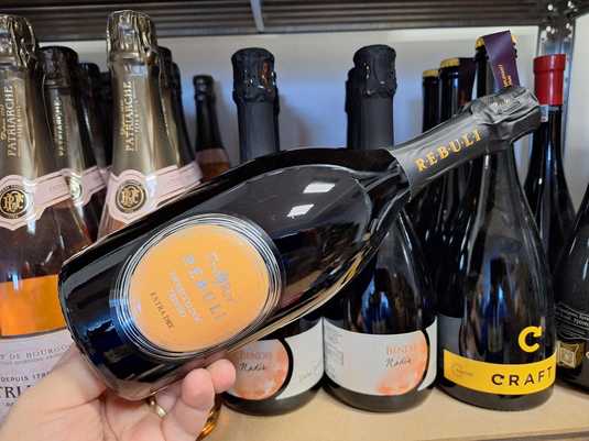 Vinul zilei: un prosecco seducător și proaspăt, cu note de măr auriu, pară Kaiser și accente de citrice. Savuros alături de fructe de mare prăjite, calamari crocanți sau tarte sărate