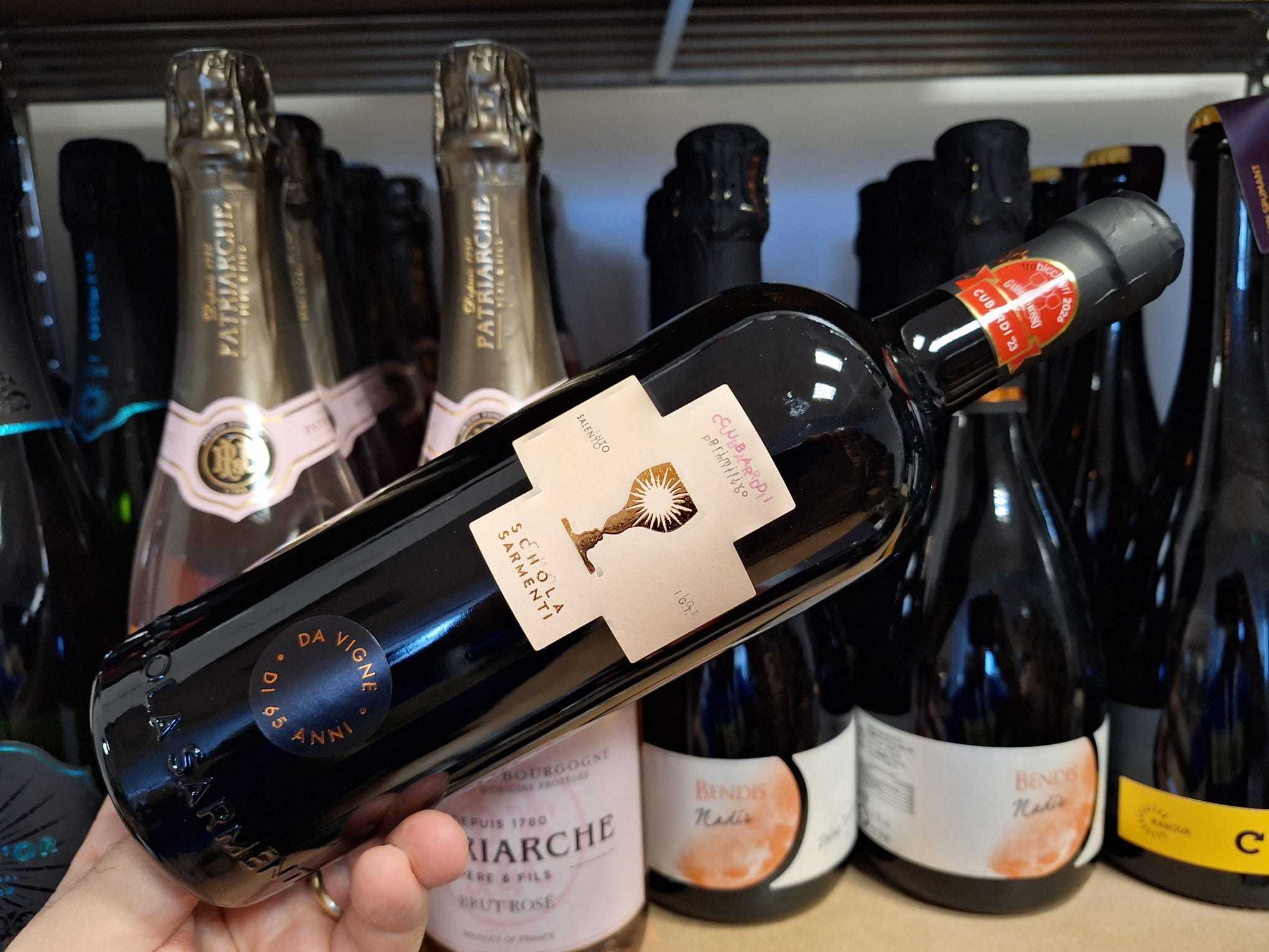 Vinul zilei: un Primitivo abundent în arome, un vin capabil să împace și pasionatul aflat într-o zi bună, și neinițiatul dispus să descopere ceva nou. Un vin roșu cotat cu 96 de puncte Luca Maroni